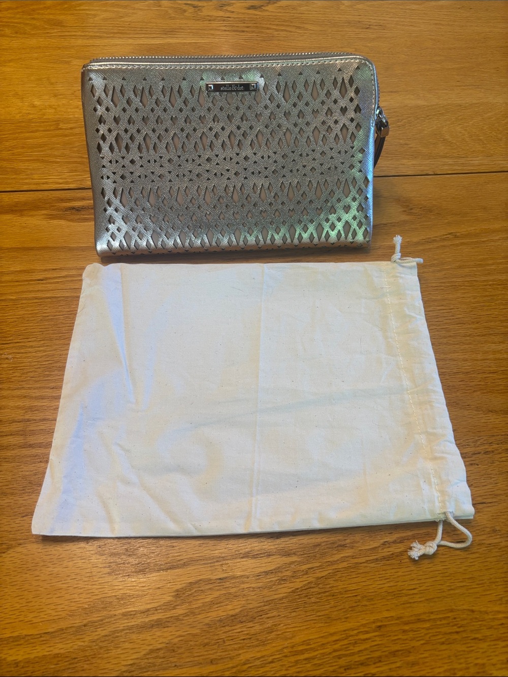 Stella & Dot Metallic Silver Wristlet Clutch with Mirror - Picture 2 of 6